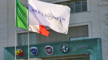 Foto de la bandera de Stellantis y de Italia frente al