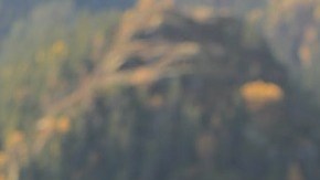 Foto de una estación de carga Tesla con un Model X cargándose