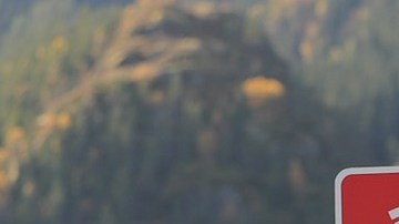 Foto de una estación de carga Tesla con un Model X cargándose