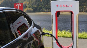 Foto de una estación de carga Tesla con un Model X cargándose