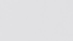 Foto de varios autos de juguete con anuncios de Uber y Lyft