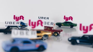 Foto de varios autos de juguete con anuncios de Uber y Lyft