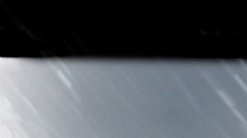 La peor decisión que puedes tomar cuando te enfrentas a un tornado es tratar de atravesarlo con tu automóvil, las consecuencias podrían ser mortales.