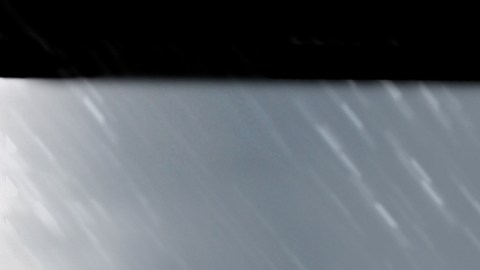 La peor decisión que puedes tomar cuando te enfrentas a un tornado es tratar de atravesarlo con tu automóvil, las consecuencias podrían ser mortales.