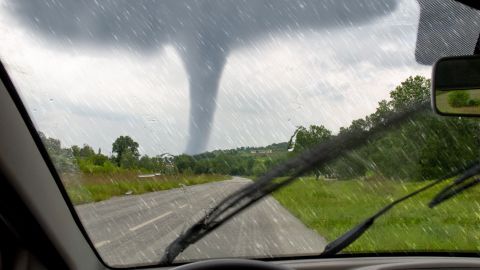 La peor decisión que puedes tomar cuando te enfrentas a un tornado es tratar de atravesarlo con tu automóvil, las consecuencias podrían ser mortales.