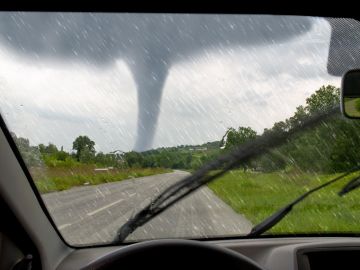La peor decisión que puedes tomar cuando te enfrentas a un tornado es tratar de atravesarlo con tu automóvil, las consecuencias podrían ser mortales.