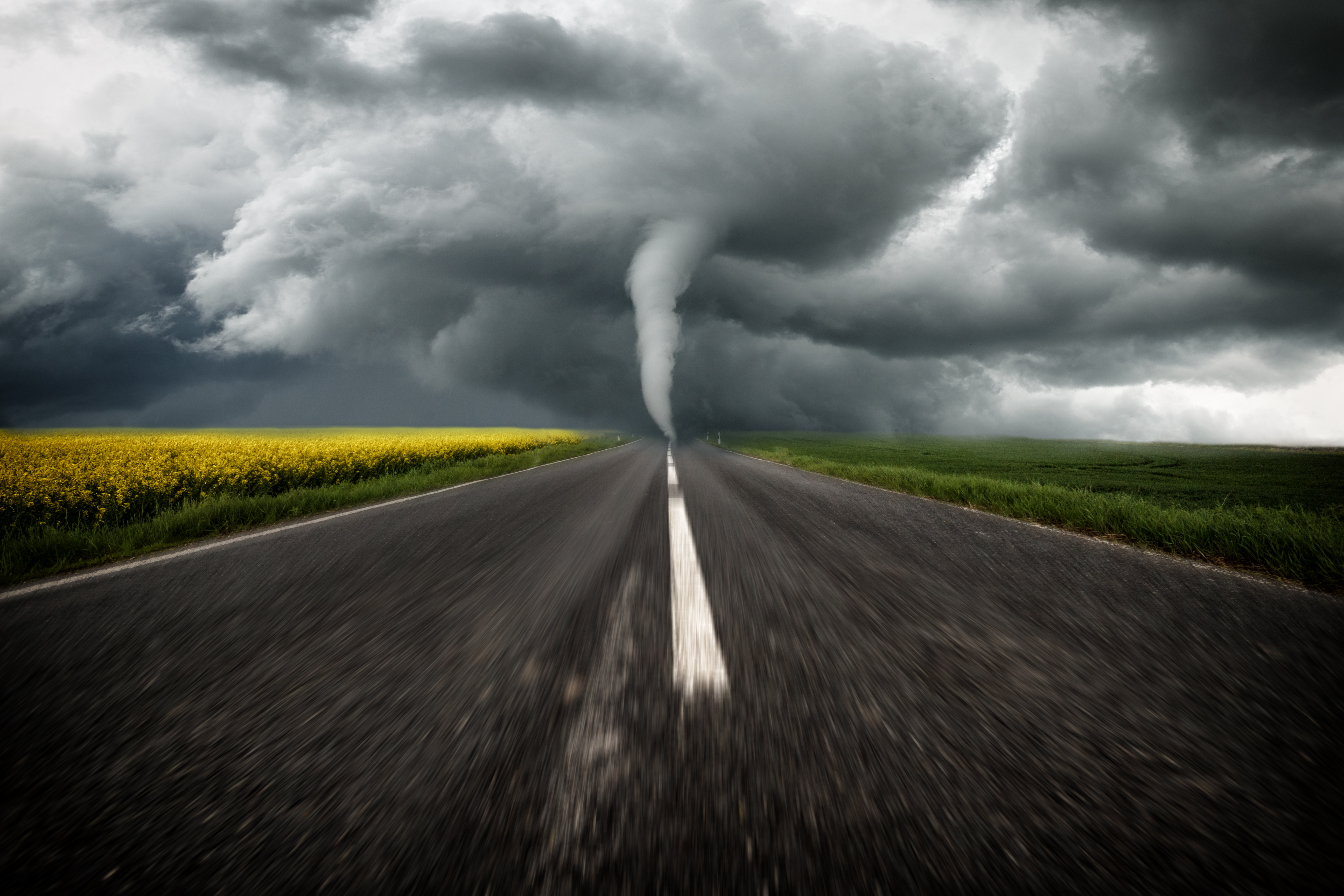 Un tornado es una columna de aire con alta velocidad angular cuyo extremo inferior está en contacto con la superficie de la Tierra y el superior con una nube. / Foto: Shutterstock.