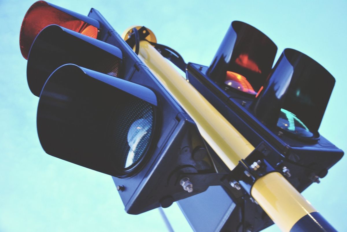 Un semáforo también puede tener señales auditivas que avisan a los peatones invidentes cuando cruzar la calle. 