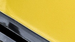 Foto del logo de Volkswagen en un auto amarillo