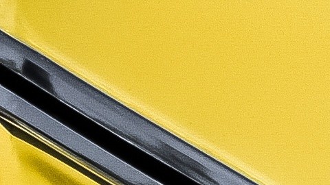 Foto del logo de Volkswagen en un auto amarillo
