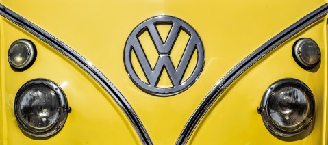 Foto del logo de Volkswagen en un auto amarillo