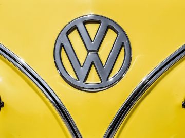Foto del logo de Volkswagen en un auto amarillo
