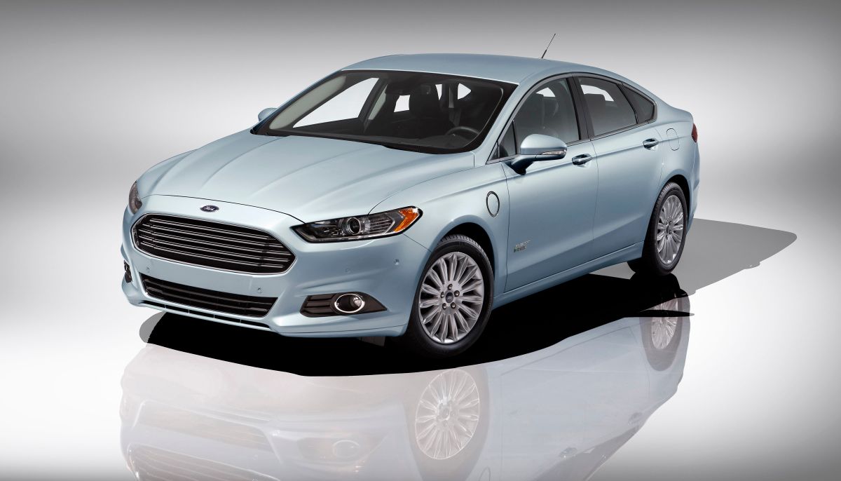 El Ford Fusion Hybrid 2014 puede recorrer hasta 620 millas con una batería, y tanque, completamente llenos. 