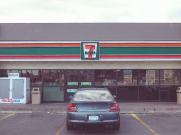 Foto de un auto estacionado frente a una tienda de 7 Eleven