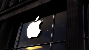 Foto del logo de Apple en una ventana