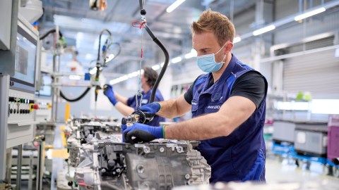 Foto de los trabajadores en pleno montaje de la tecnología eDrive de BMW