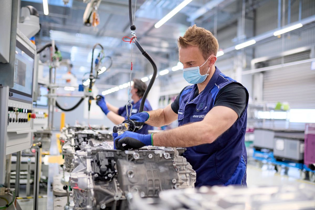 Con la promesa de que el 50% de su producción sea eléctrica para 2030, BMW aceleró su camino en la producción de baterías de alto voltaje de última generación.