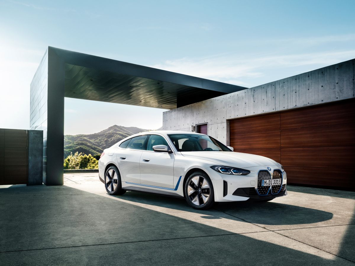 El i4 es la segunda revelación de BMW esta semana, un coupé eléctrico de cuatro puertas que se suma a su iX xDrive50.