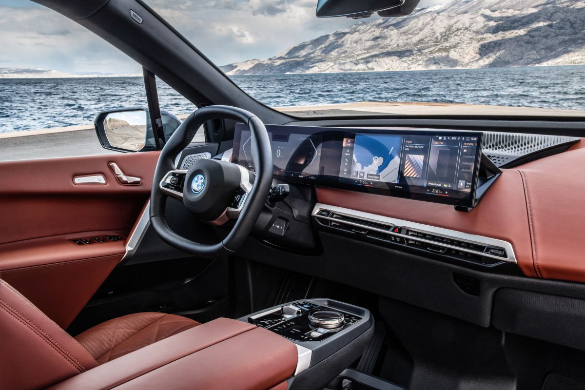 Foto del interior de la cabina del iX xDrive50 de BMW