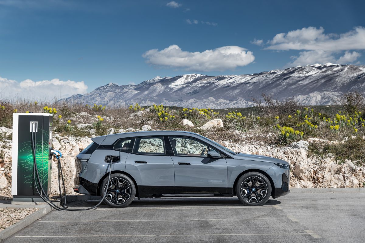 Foto lateral del BMW iX xDrive50