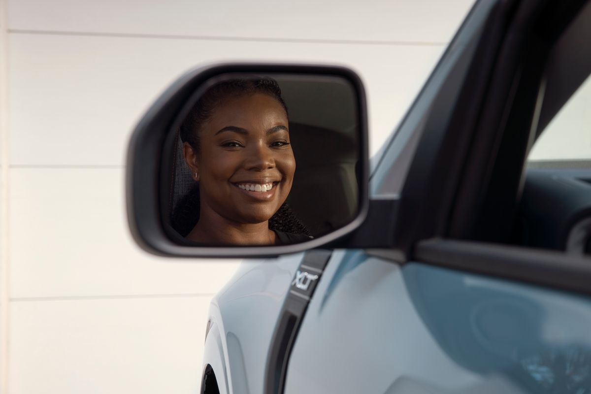 Foto de la actriz Gabrielle Union reflejándose en el retrovisor de la nueva Ford Maverick