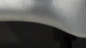 Primer plano del reflector de una moto Honda