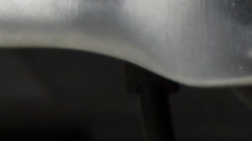 Primer plano del reflector de una moto Honda