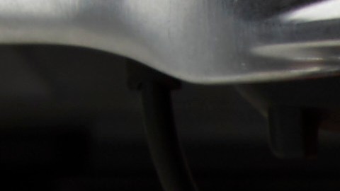 Primer plano del reflector de una moto Honda