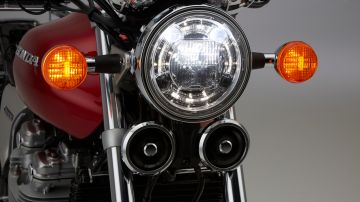 Primer plano del reflector de una moto Honda