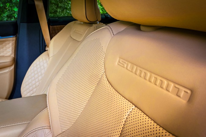 El 2021 Jeep Grand Cherokee L Summit Reserve con acabado interior Tupelo.