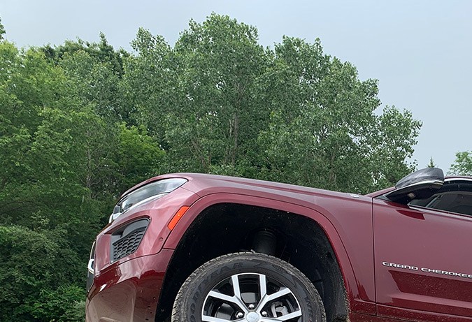 El 2021 Jeep Grand Cherokee no deja de ser un SUV con potentes capacidades 4x4.