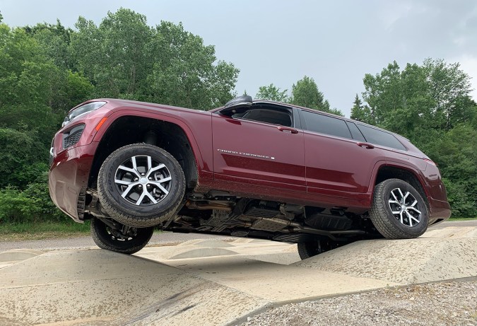 El 2021 Jeep Grand Cherokee no deja de ser un SUV con potentes capacidades 4x4.
