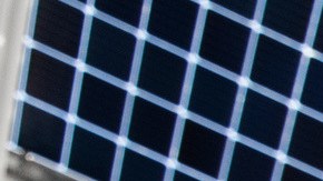 Foto de varios cargadores públicos de Tesla