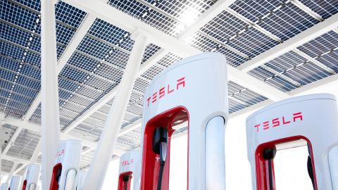 Foto de varios cargadores públicos de Tesla