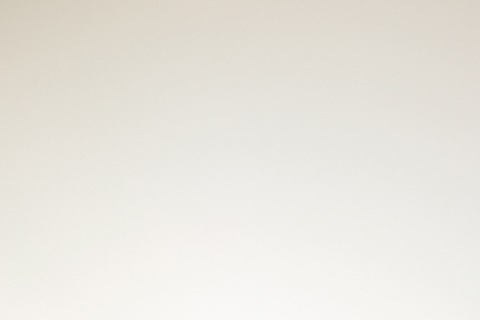 Foto de varios autos Tesla cargándose en cargadores públicos