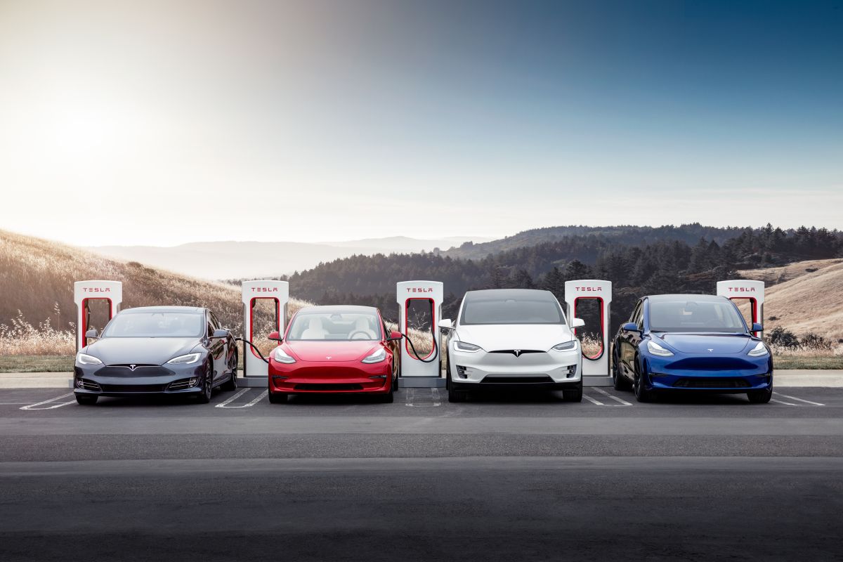 Foto de varios autos Tesla cargándose en cargadores públicos