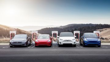 Foto de varios autos Tesla cargándose en cargadores públicos