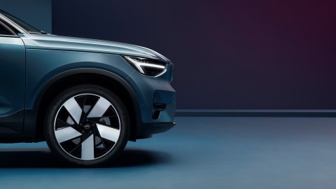 Foto de la parte delantera de un auto de Volvo