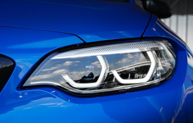 Faros del auto limpios