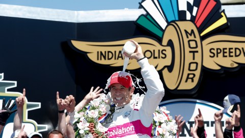 Foto de Helio Castroneves celebrando su triunfo
