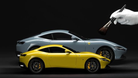 Ferrari Roma y versión a escala detallada a mano.