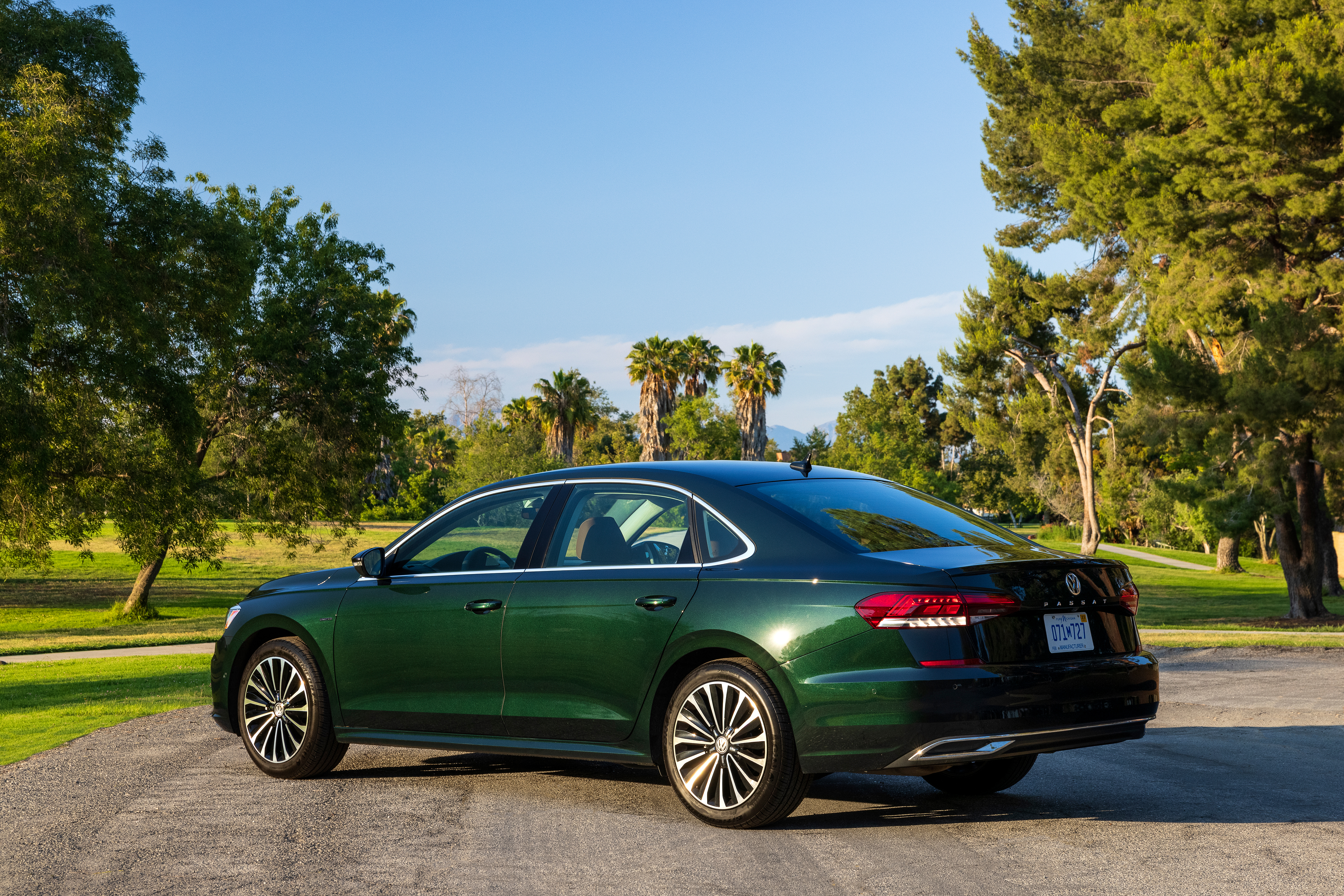 VW Passat 2022 Racing Green Metallic