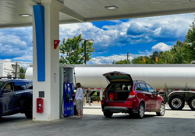 Auto en gasolinera