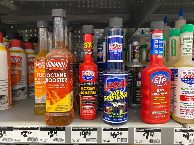 Diferentes marcas de Octane Booster.