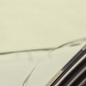 Mujer sosteniendo el volante