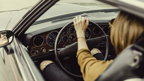 Mujer sosteniendo el volante