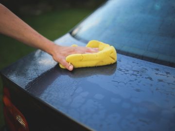 Limpiando el auto