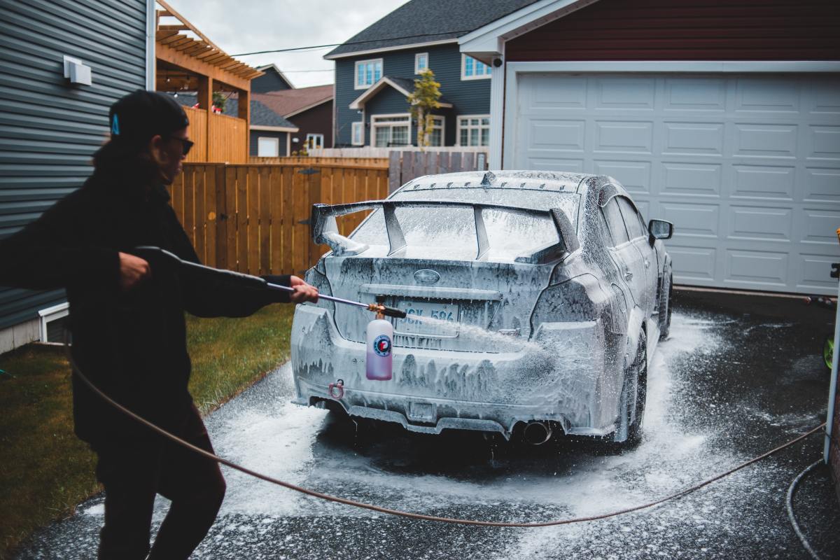 Lavado de auto con espuma cannon