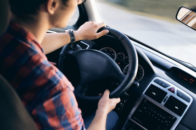 Por qué el volante del auto no vuelve a su posición