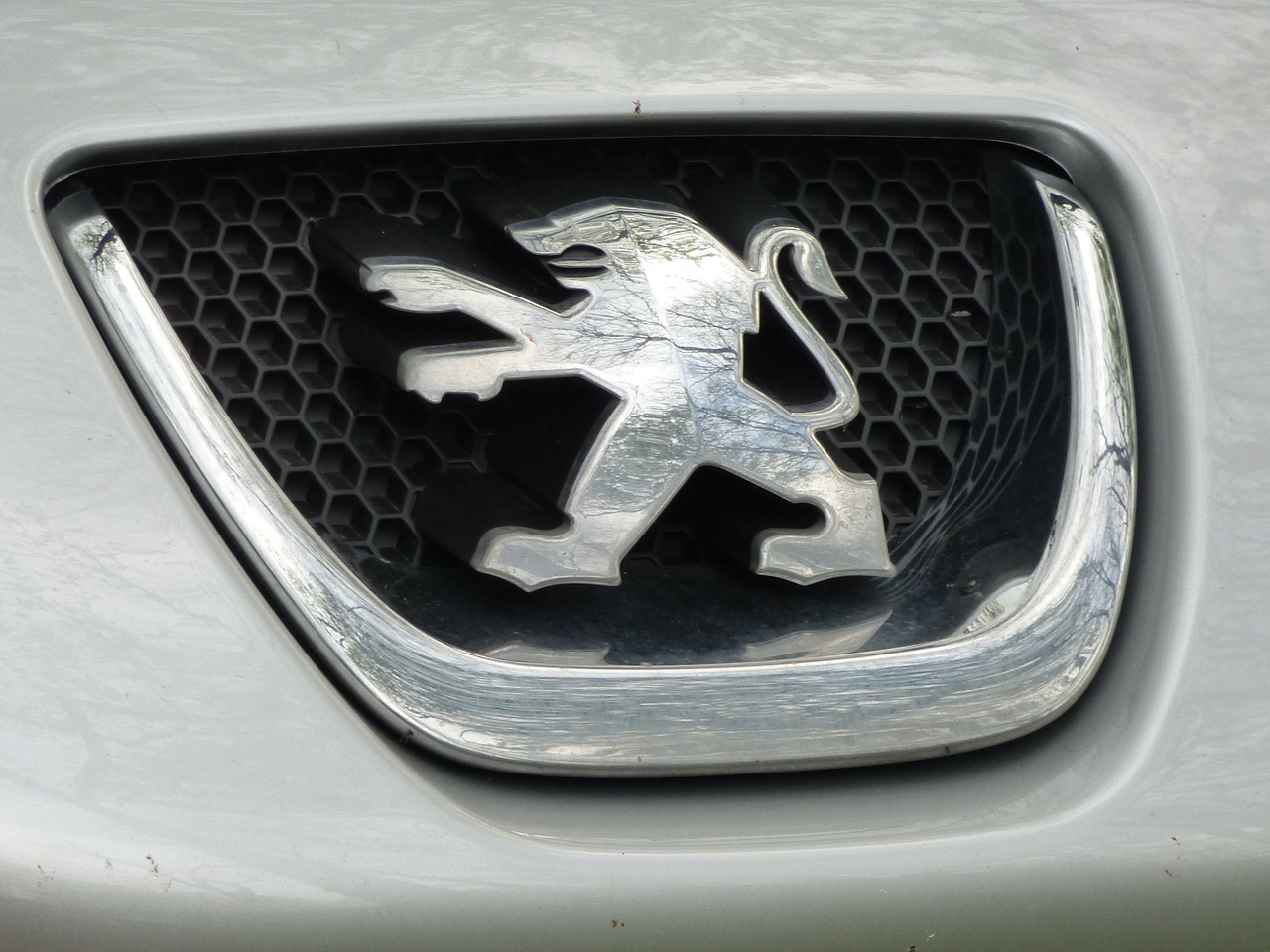La razón por la que Peugeot eliminó el cuerpo de león de su logotipo -  Siempre Auto